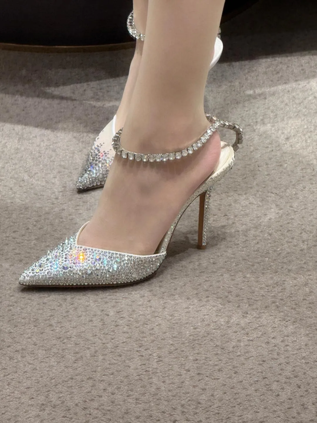 👟👟Ex-factory price 680👟👟 Jimmy Choo/Jimmy Choo classic diamond chain pointed toe crystal high-heeled sandals. Excellent crystal shoes, so beautiful that you can't take your eyes away. The shape of the shoes is very delicate, not too narrow and long. The internal space is sufficient, allowing the toes to relax enough. The rhinestones outline a charming arc on the instep, which is simply beautiful. It has a 360-degree surrounding fairy atmosphere, gorgeous but not exaggerated! ! The fabric is made of imported silk, with imported sheepskin lining. Customized A-grade Italian genuine leather sole. Heel height: 6.5 or 8.5. Size: 35-40 (41, 42, 43 customized, non-refundable)